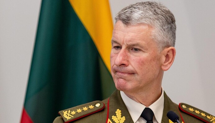 Обвиняют в подделке документов и мошенничестве: В Литве будут судить бывшего главнокомандующего армией