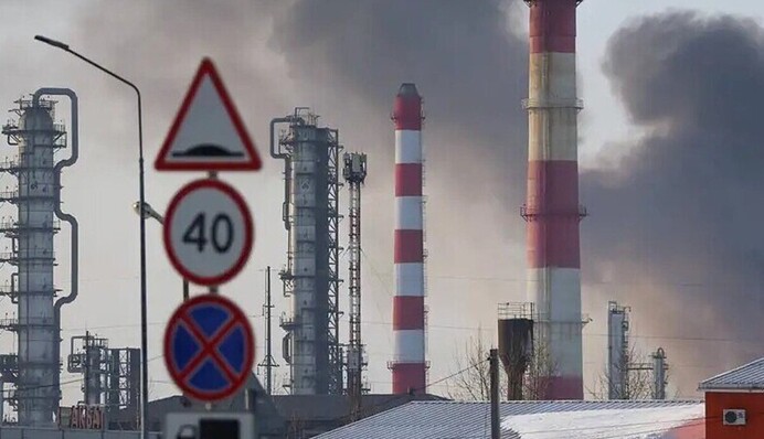 За ночь дроны ударили по НПЗ в двух регионах России