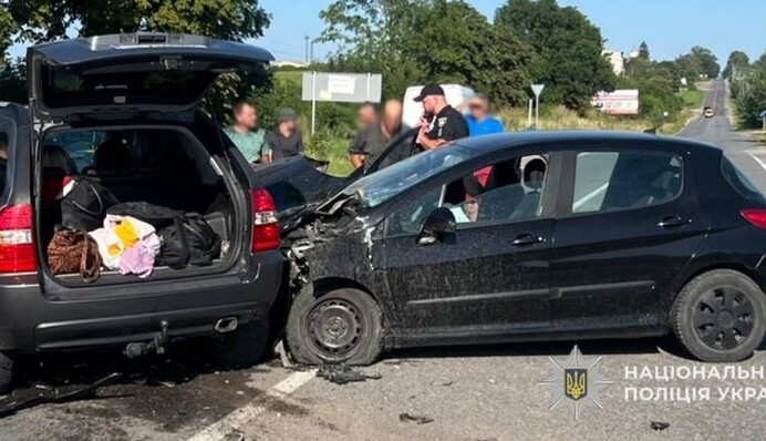 На Львівщині зіткнулися три авто: четверо травмованих, серед них дитина