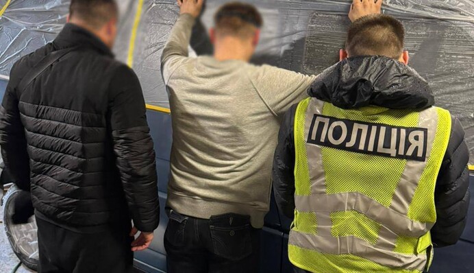 У Києві до 10 років ув'язнення засудили чоловіка, який підпалив авто військових та відділення Укрпошти