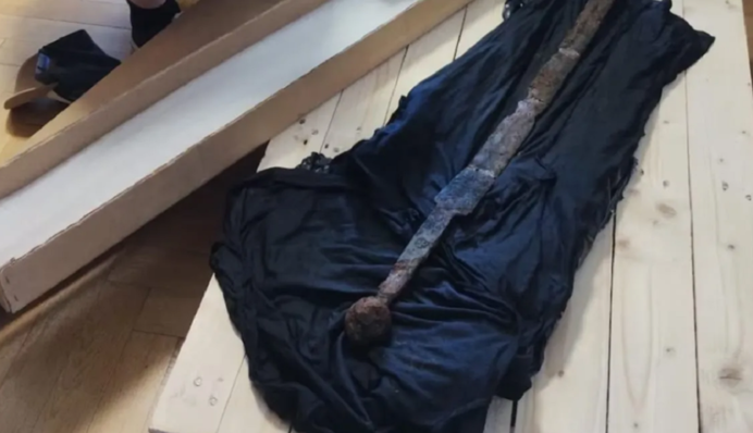 В Польщі рибалка виловив з річки 700-річний меч тамплієрів