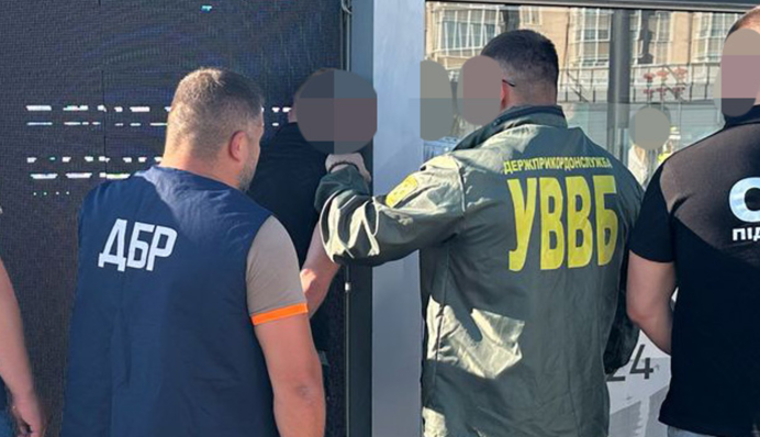 Допомагав чоловікам втекти до Словаччини: ДБР затримало правоохоронця на Закарпатті