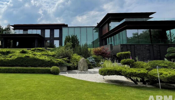 Элитный дом и шесть участков на Днепре: АРМА продает управление имуществом Фукса