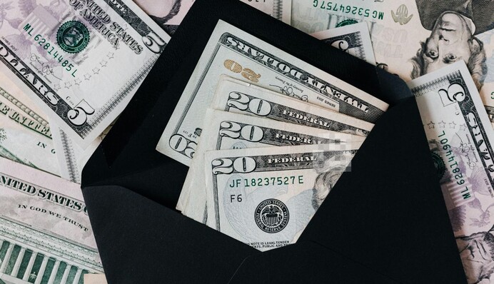 Ежегодно чиновники декларируют денежных подарков более чем на 3,4 млрд грн — НАПК