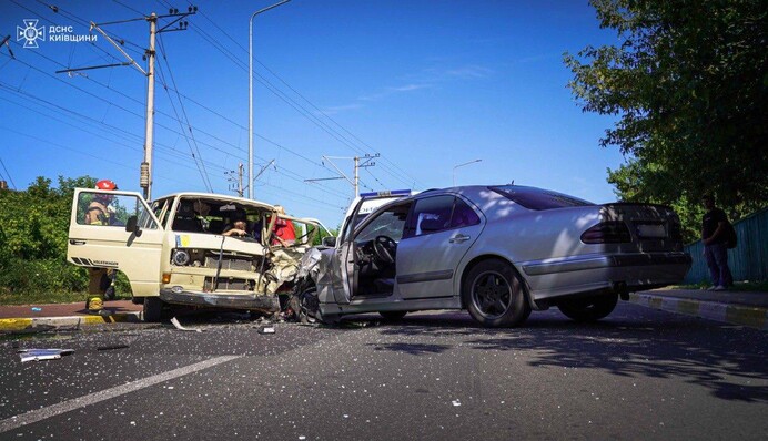 В передмісті Києва сталось лобове зіткнення двох легковиків