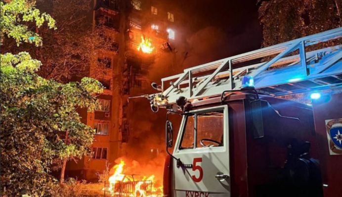 У Курську після атаки БпЛА палав будинок