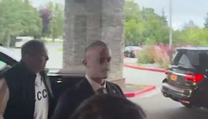 ЗМІ: Лавров прибув на Аляску у светрі з написом 