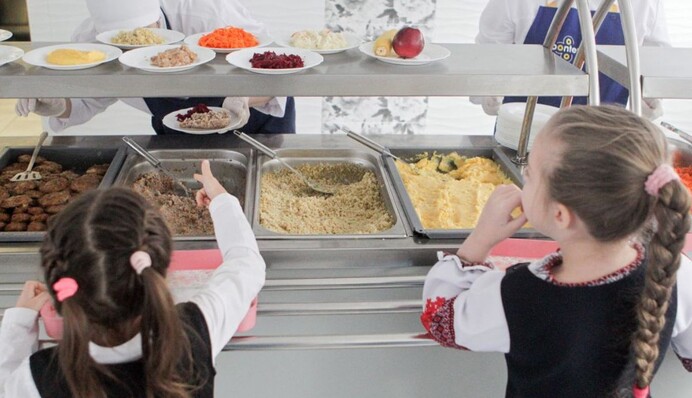 С сентября питание учащихся 5-11 классов на прифронтовых территориях будет бесплатным