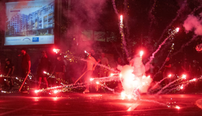 Протести у Сербії: демонстранти знесли офіси керівної партії