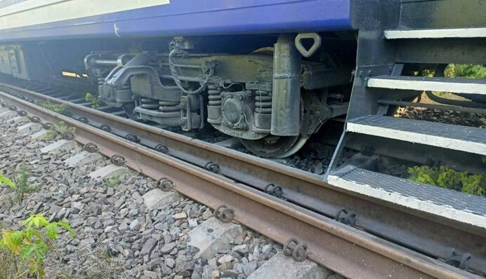 На Закарпатті зійшли з колії три вагони пасажирського поїзда — що відомо