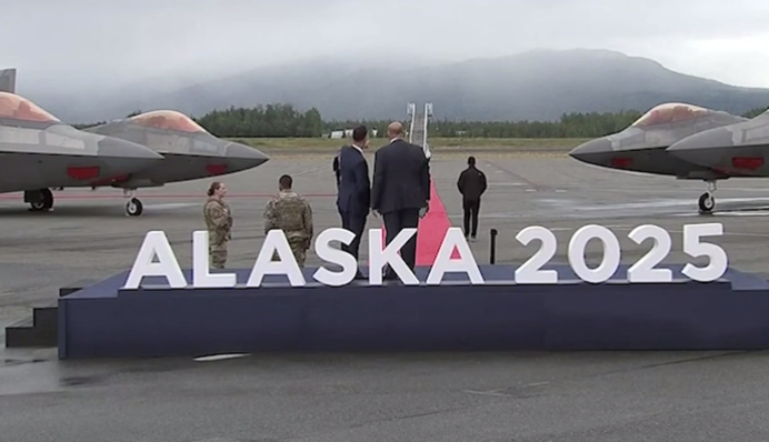 Зустріч Трампа та Путіна: на Аляску прилетів літак РФ