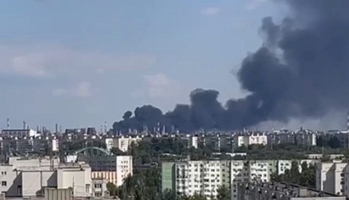 В районі НПЗ у Волгограді помітили стовп диму: що відомо