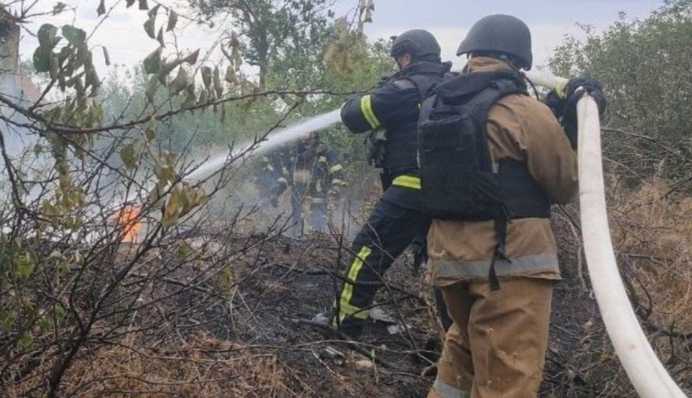 Через обстріли РФ під Запоріжжям спалахнула пожежа: є загибла