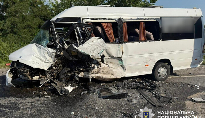 Внаслідок ДТП на Хмельниччині постраждало 16 людей