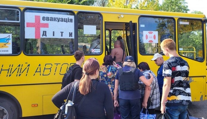 Примусова евакуація на Донеччині: з низки сіл почали вивозити родини з дітьми