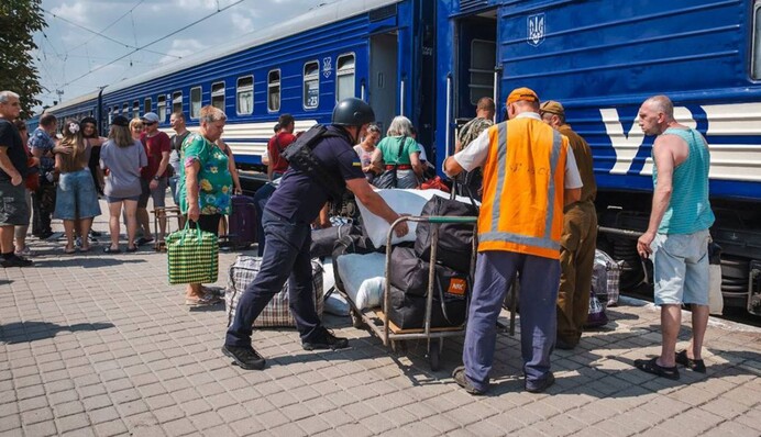 Павлоград не справляється з евакуйованими через відсутність державної логістики, – волонтер
