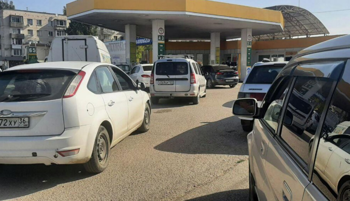 В оккупированном Крыму из-за дефицита бензина не работает часть заправок: причины
