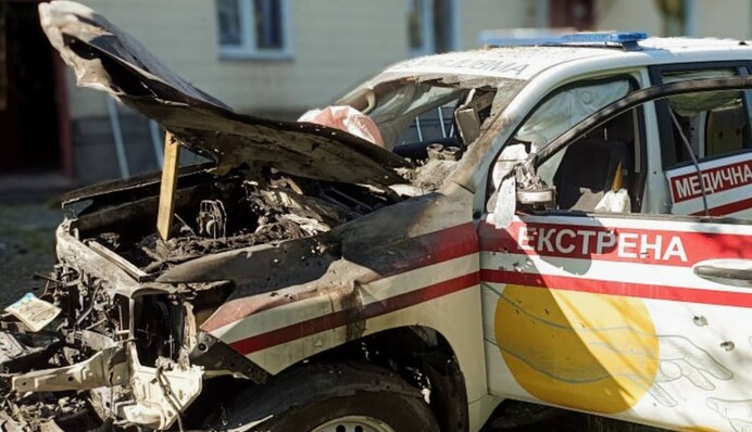 Росіяни вдарили по Сумщині: знищено автомобіль медиків, є постраждалий
