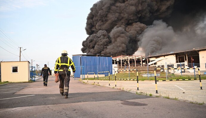 Атака на завод у Мукачеві: рятувальники продовжують ліквідовувати пожежу
