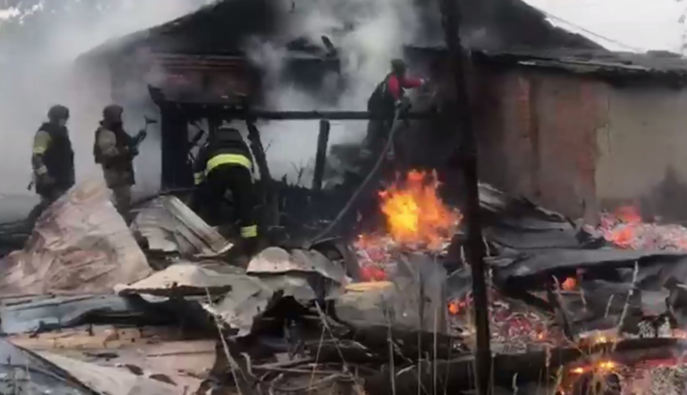 Удар РФ призвів до масштабної пожежі у житловому секторі на Сумщині — ДСНС