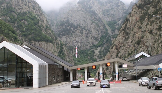 Грузія не впустила трьох українців з рф на кордоні Даріалі: вони застрягли в «сірій зоні»