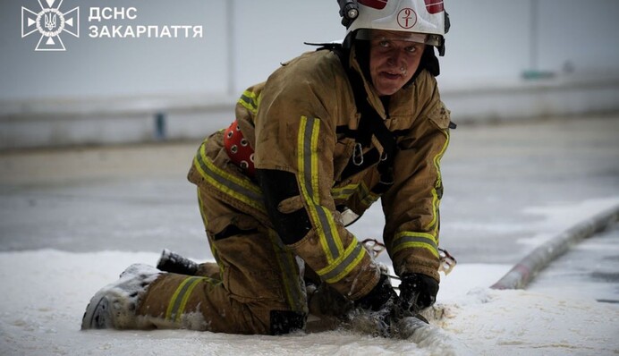У Мукачеві ліквідували пожежу на заводі через два дні після російського удару