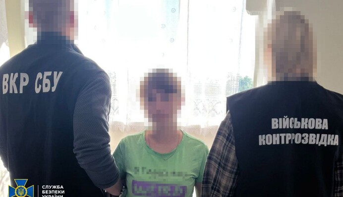 У Чернігові СБУ затримала жінку, яка підозрюється у коригуванні атак росіян по північному регіону України