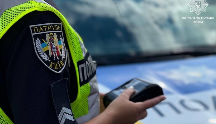 У Києві патрульні зупинили авто мобільної вогневої групи за перевищення швидкості - Поліція