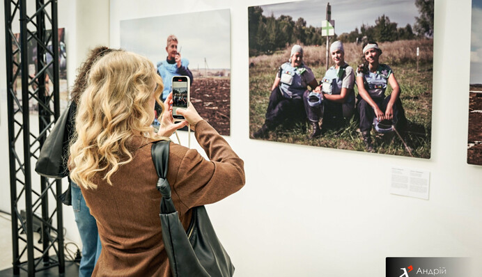 У Києві відкрилась виставка "Жінки у розмінуванні" — фоторепортаж