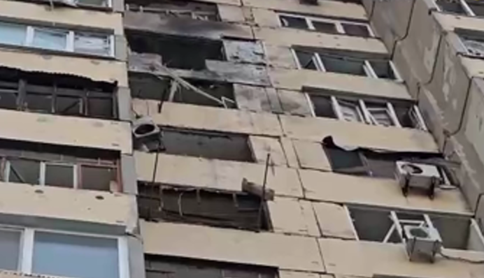 Росіяни вдарили дроном по багатоповерхівці у центрі Херсона: є постраждалі