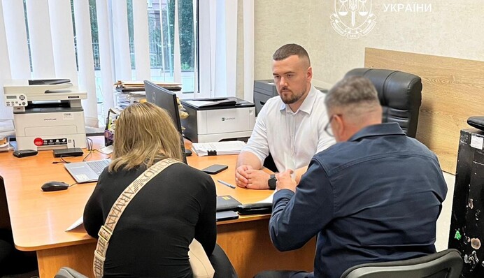 23-річній киянці повідомлено про підозру за поширення фото з прапором Третього Рейху