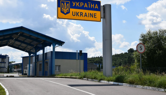 Демченко: перших чоловіків 18-22 років вже почали випускати з України