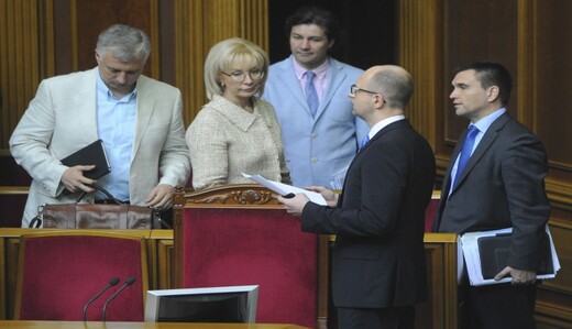 ​В Одессе неизвестные обстреляли два автомобиля, есть жертвы