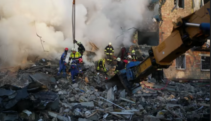 Уже 18 погибших в Киеве: спасатели деблокировали еще одно тело