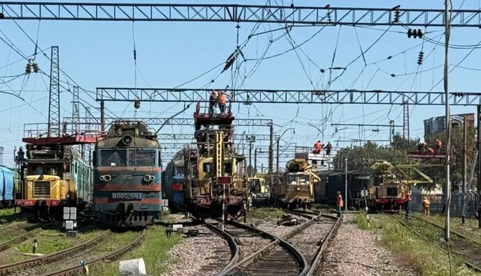 В результате обстрелов РФ ряд поездов изменяет график и маршрут — список