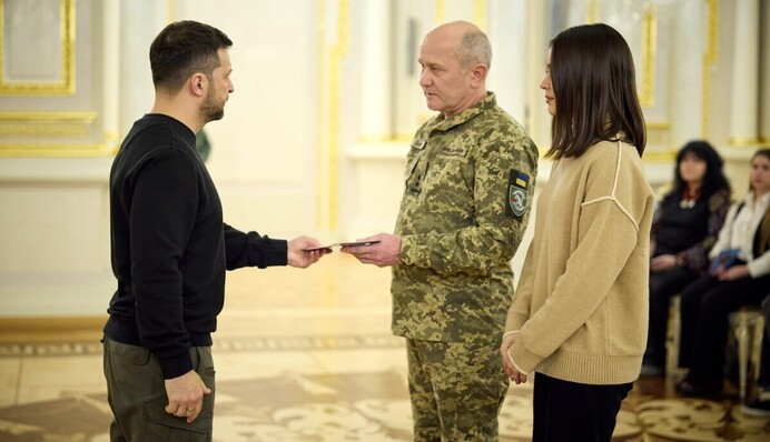 Зеленський вручив сертифікати на квартири Героям України та сім’ям загиблих