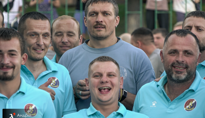 Боксер Усик пришел поддержать игроков в чемпионате по ампфутболу — фото