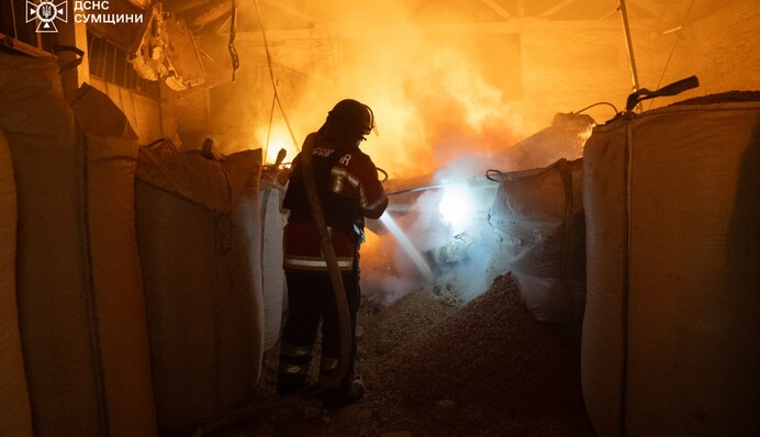 Армія РФ атакувала Сумщину: спалахнула пожежа, травмована жінка – ДСНС