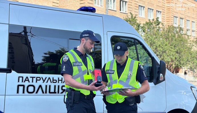 У Києві чоловік вистрибнув із 19-го поверху й вижив