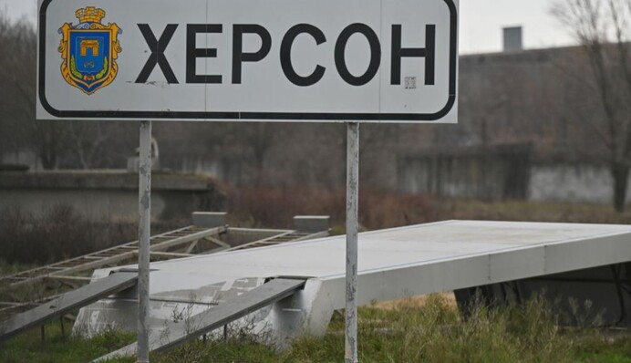 Оккупанты ударили по Центральному району Херсона — попали в медучреждение, есть раненые