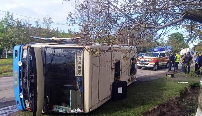 В Николаевской области перевернулся микроавтобус с пассажирами: есть погибшие
