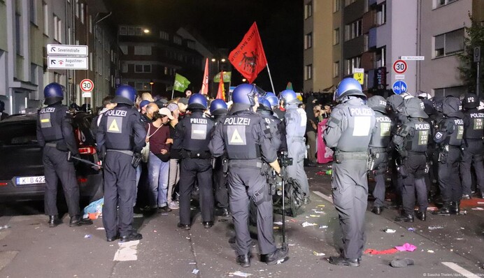 У Німеччині під час антивоєнного маршу сталися жорстокі сутички між поліцією і демонстрантами