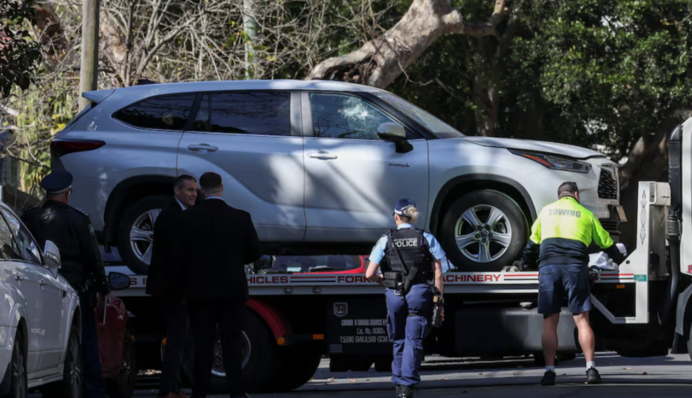 В Сиднее мужчина на автомобиле протаранил ворота российского консульства