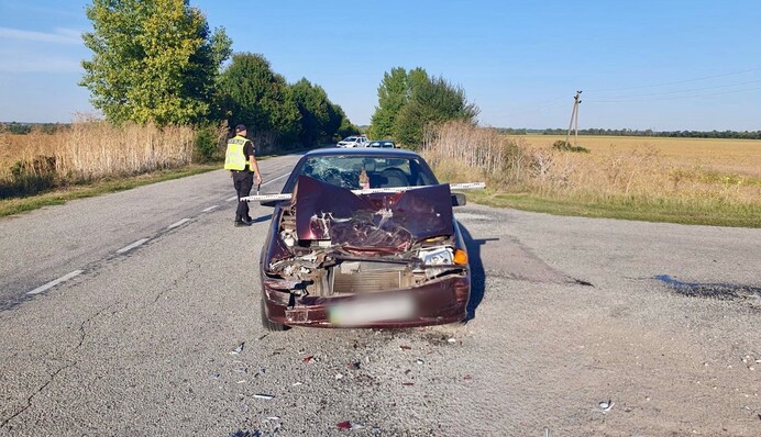 На Київщині сталося ДТП за участю двох автівок, одного з водіїв госпіталізовано