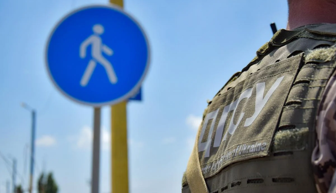 Политтехнолог оценил решение разрешить выезд за границу мужчинам 18-22 лет