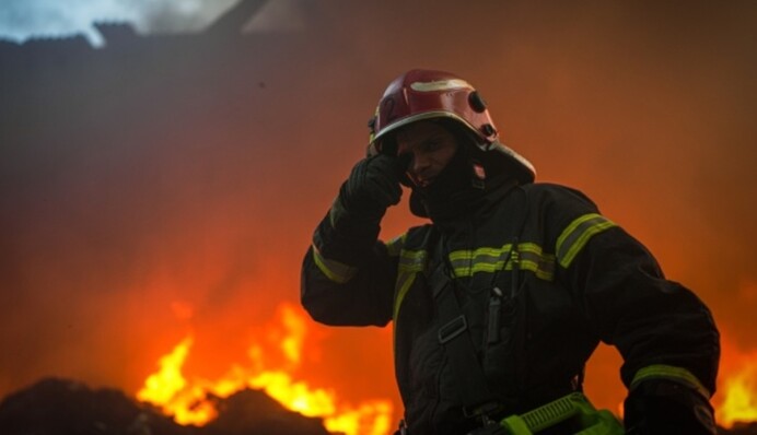 Ворожі дрони атакували Суми – у місті масштабна пожежа