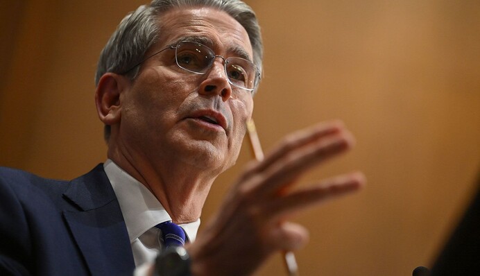 Трамп розглядає всі варіанти відповіді на посилення обстрілів України – Бессент