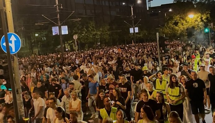 В Сербии тысячи протестующих требуют досрочные выборы