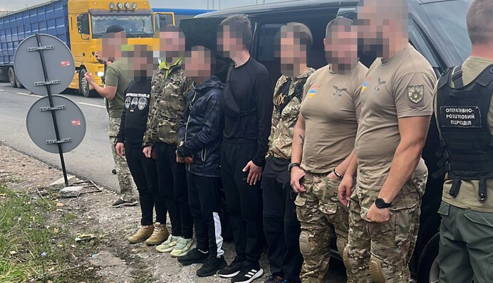 Київський поліцейський перевозив «ухилянтів» до кордону під виглядом спецпризначенців – ДБР