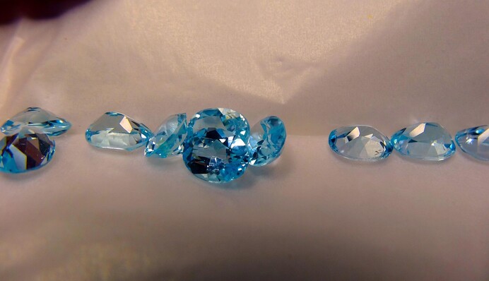 Вчені навчилися робити дорогоцінні блакитні топази зі звичайних безбарвних